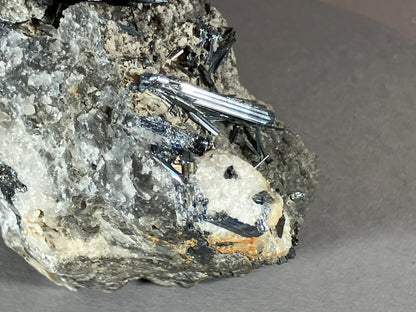 Antimonit - Grossetto/Italien ca. 8x4,5cm