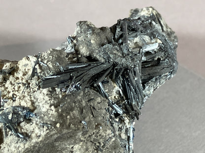 Antimonit - Grossetto/Italien ca. 8x4,5cm