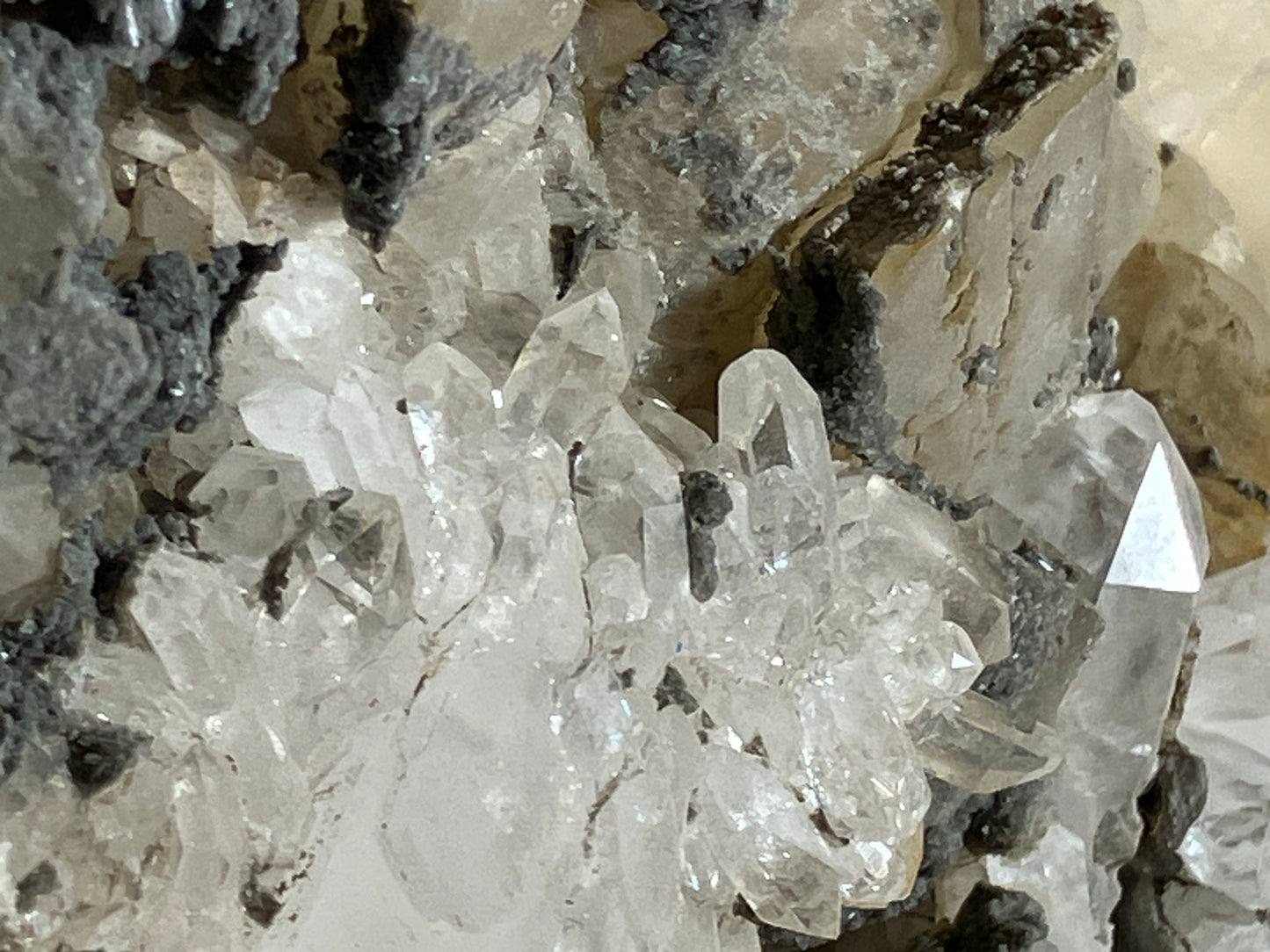 Bergkristall/Calcit - Pfunds/Tirol ca. 18x14cm