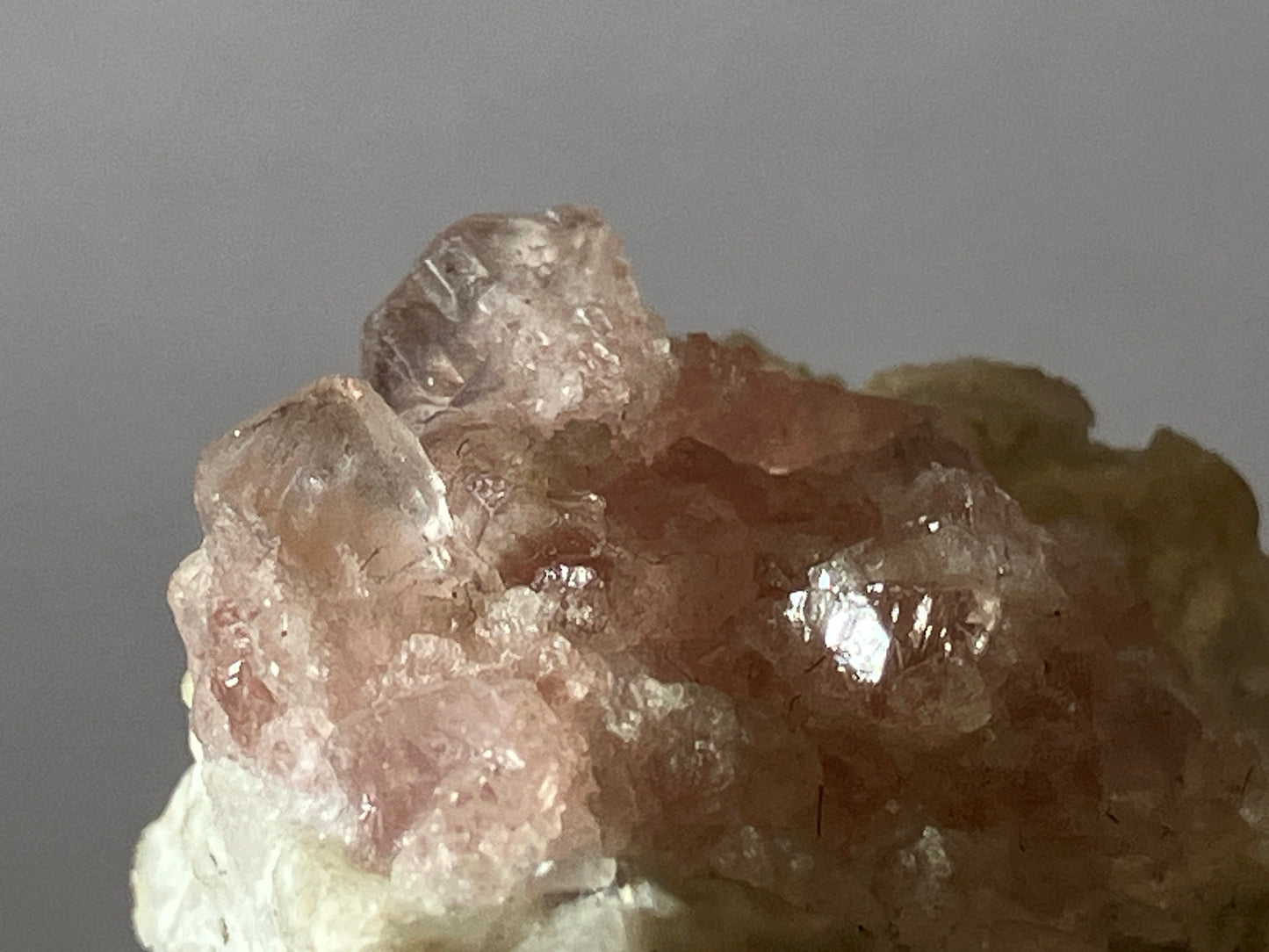 Rosa Fluorit/Rauchquarz - Kt.Bern/Schweiz ca. 5,7x4,5cm