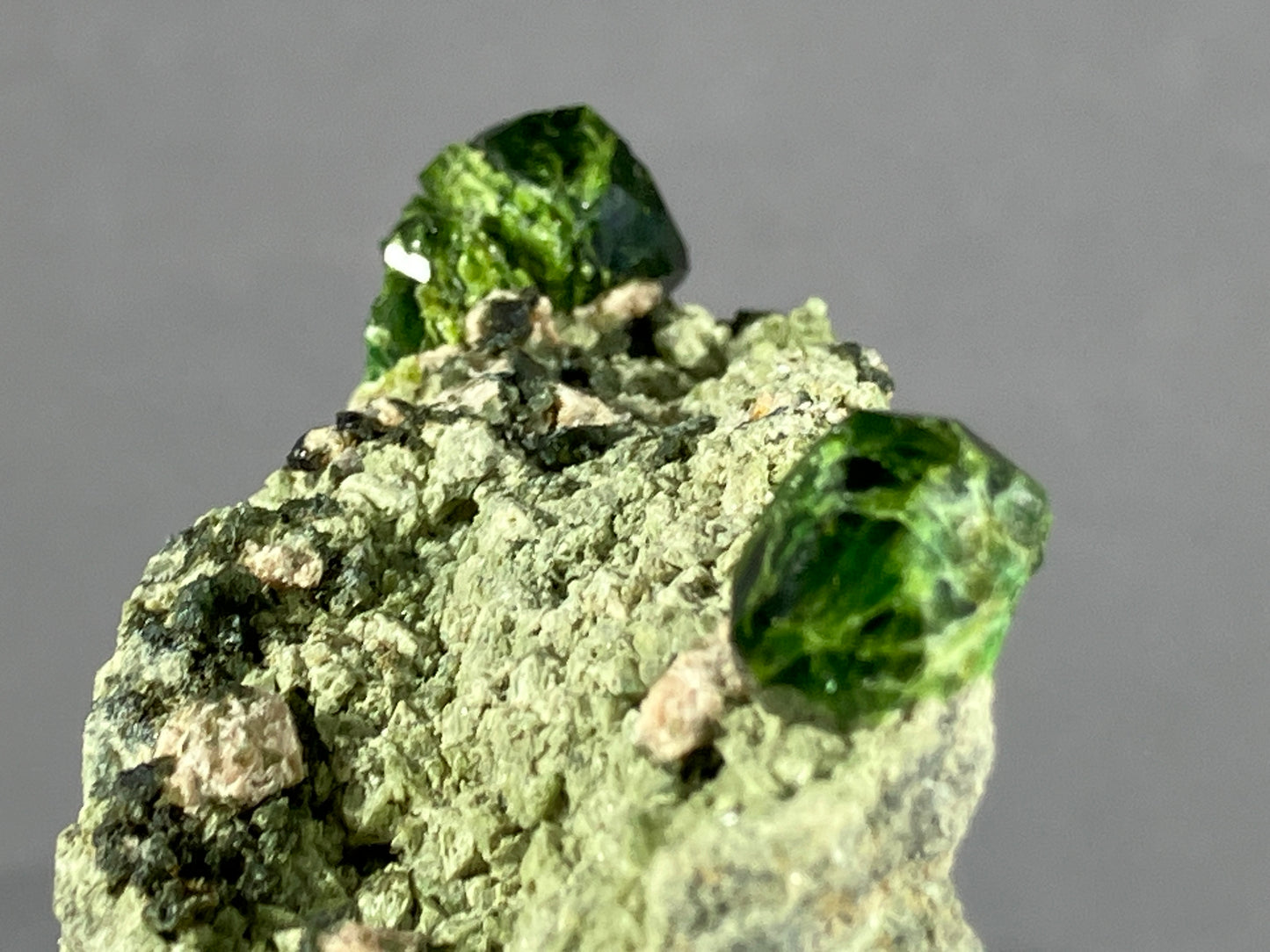 Granat (Demantoid) - Iran ca. 5,5x4cm