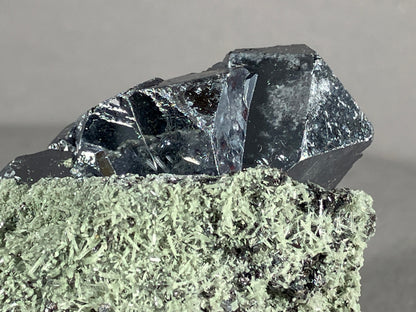 Bleiglanz/Nadelquarz - Madan ca. 5,5x4cm