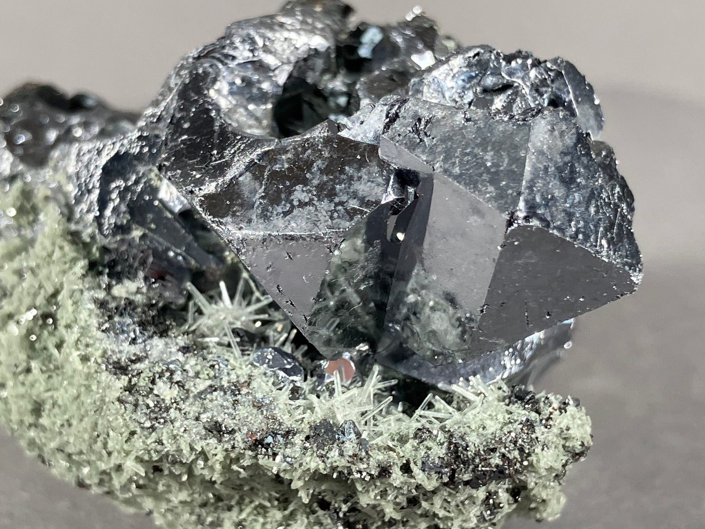 Bleiglanz/Nadelquarz - Madan ca. 5,5x4cm