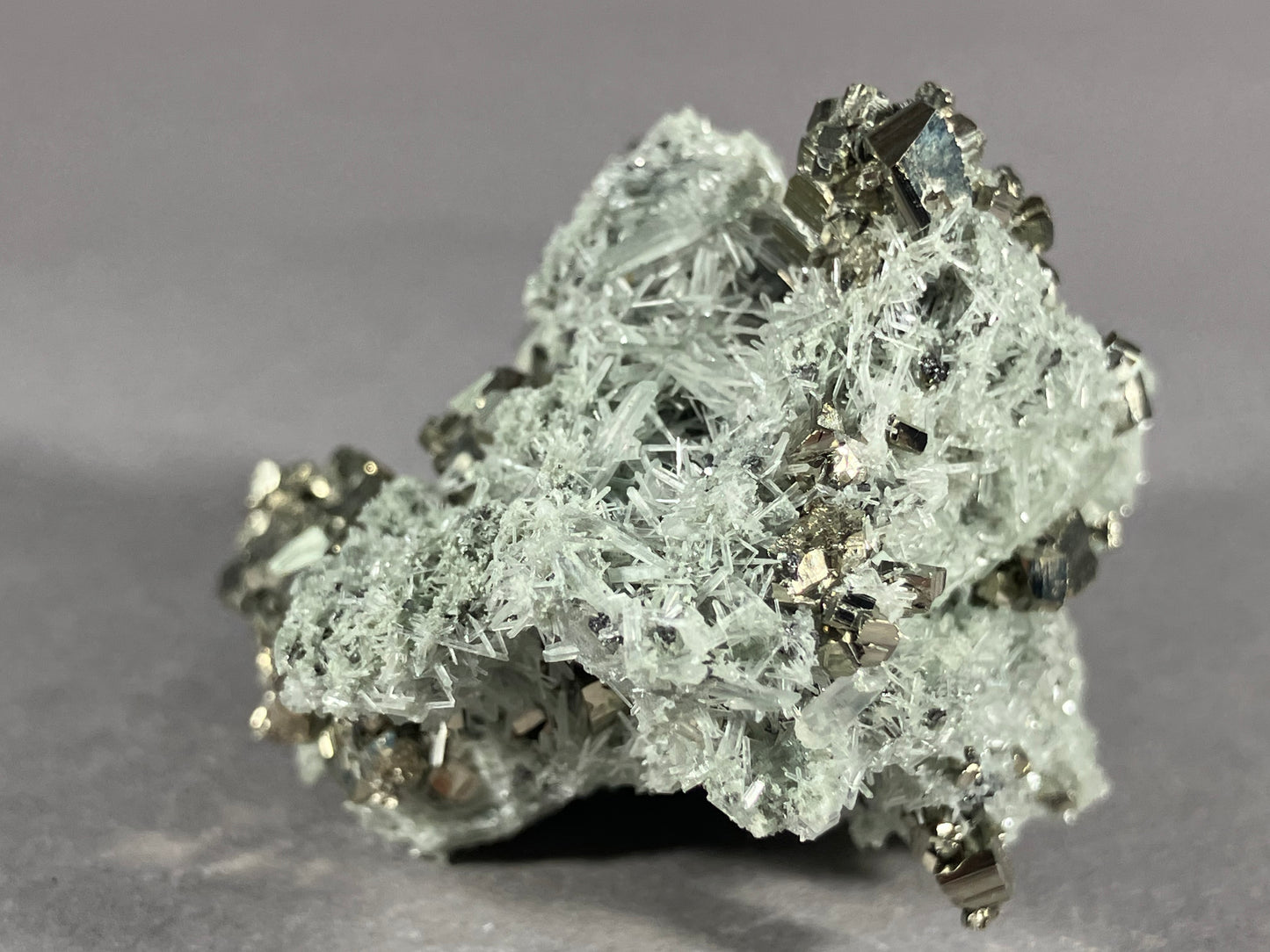 Pyrit/Nadelquarz - Madan ca. 5,5x4cm