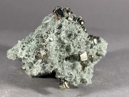 Pyrit/Nadelquarz - Madan ca. 5,5x4cm