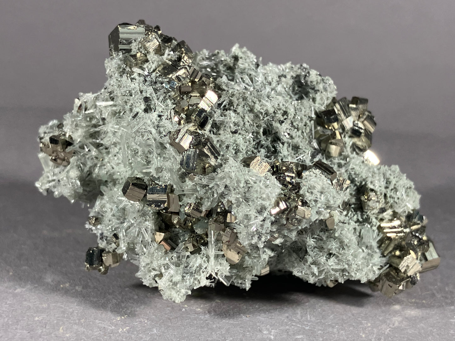 Pyrit/Nadelquarz - Madan ca. 5,5x4cm