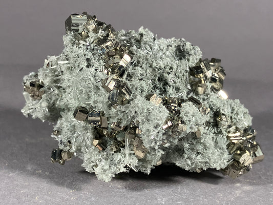 Pyrit/Nadelquarz - Madan ca. 5,5x4cm