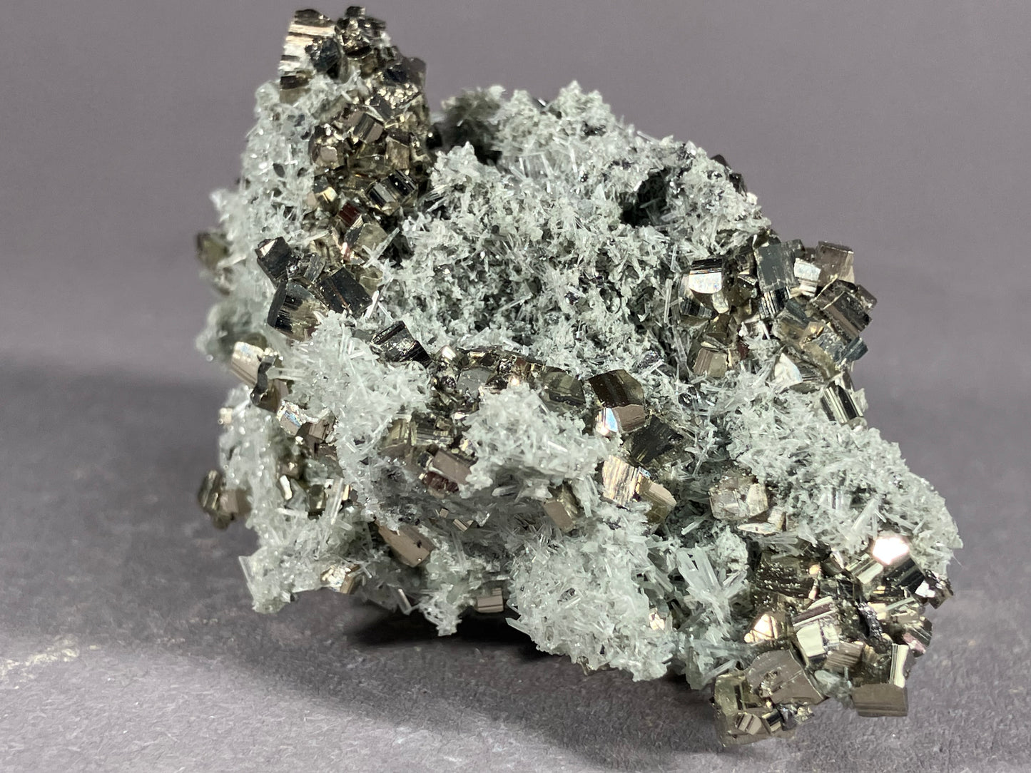 Pyrit/Nadelquarz - Madan ca. 5,5x4cm