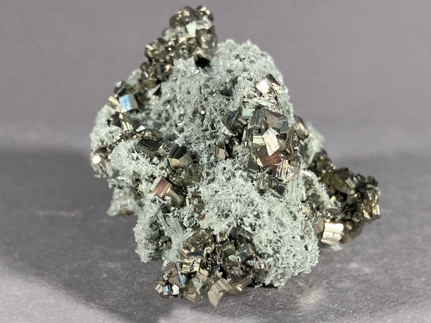 Pyrit/Nadelquarz - Madan ca. 5,5x4cm