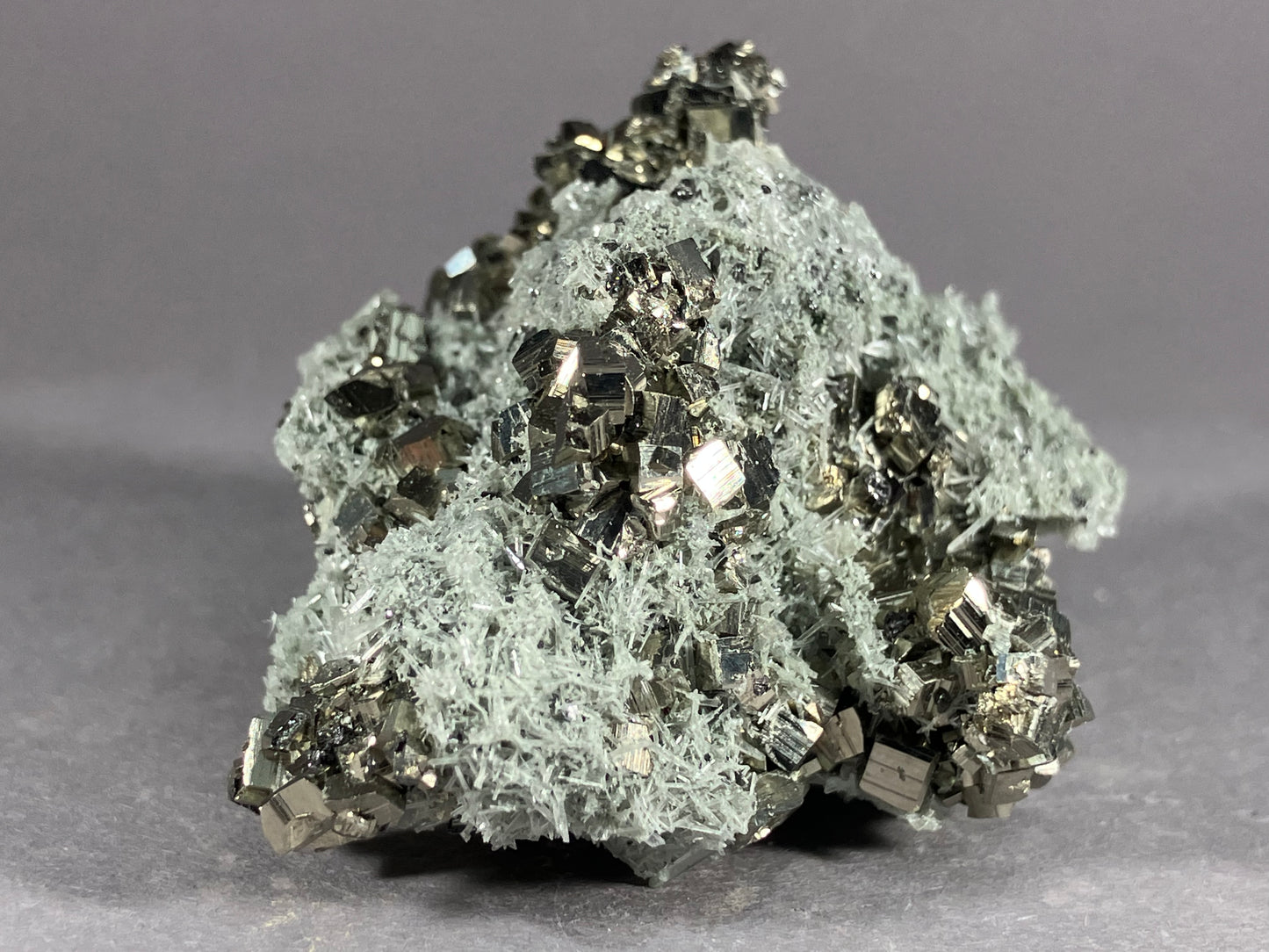 Pyrit/Nadelquarz - Madan ca. 5,5x4cm