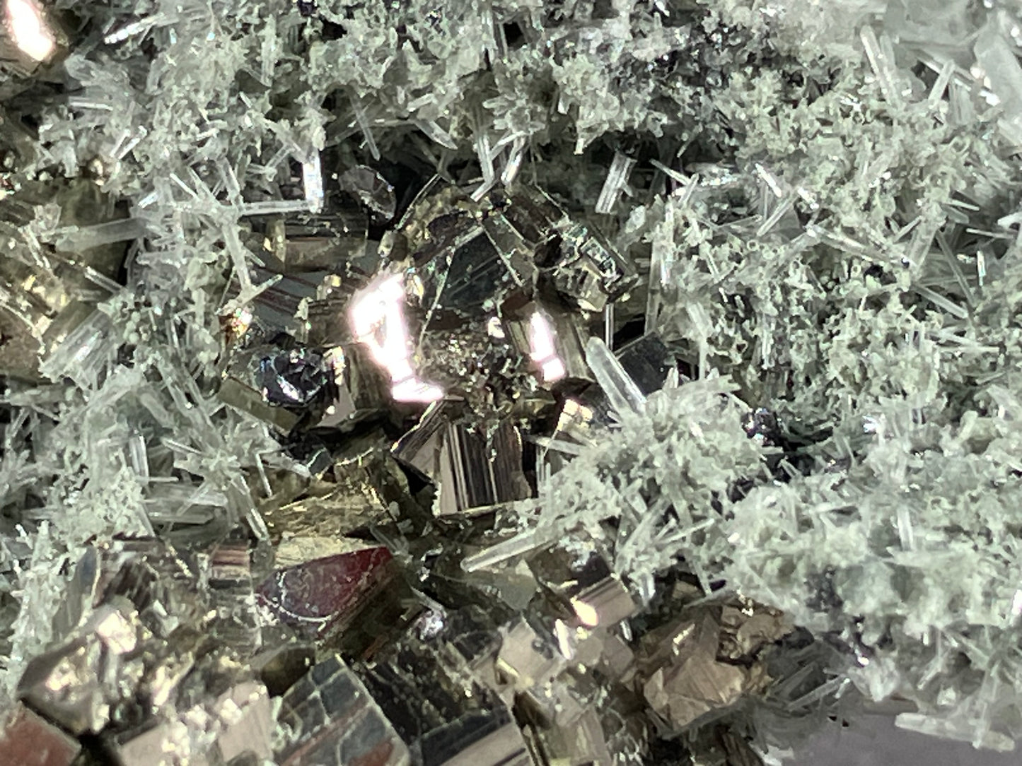 Pyrit/Nadelquarz - Madan ca. 5,5x4cm