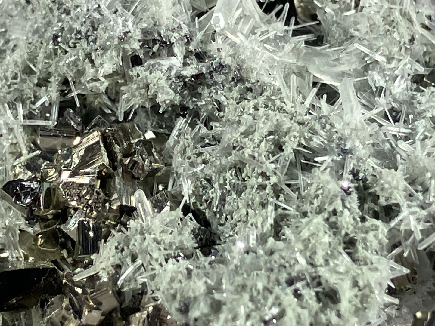 Pyrit/Nadelquarz - Madan ca. 5,5x4cm