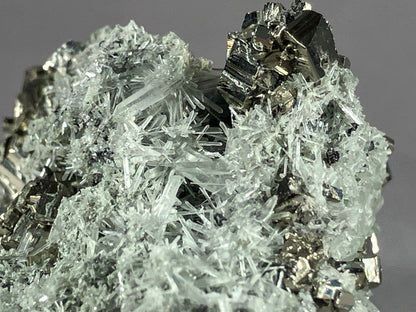 Pyrit/Nadelquarz - Madan ca. 5,5x4cm