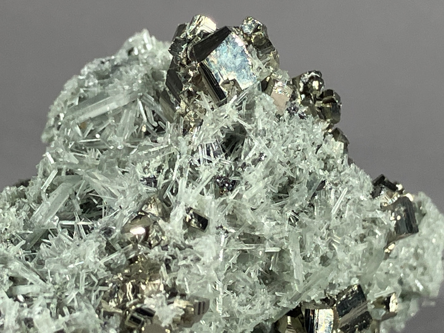 Pyrit/Nadelquarz - Madan ca. 5,5x4cm