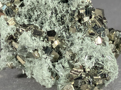 Pyrit/Nadelquarz - Madan ca. 5,5x4cm