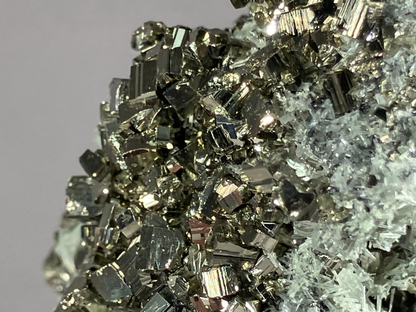 Pyrit/Nadelquarz - Madan ca. 6x3cm