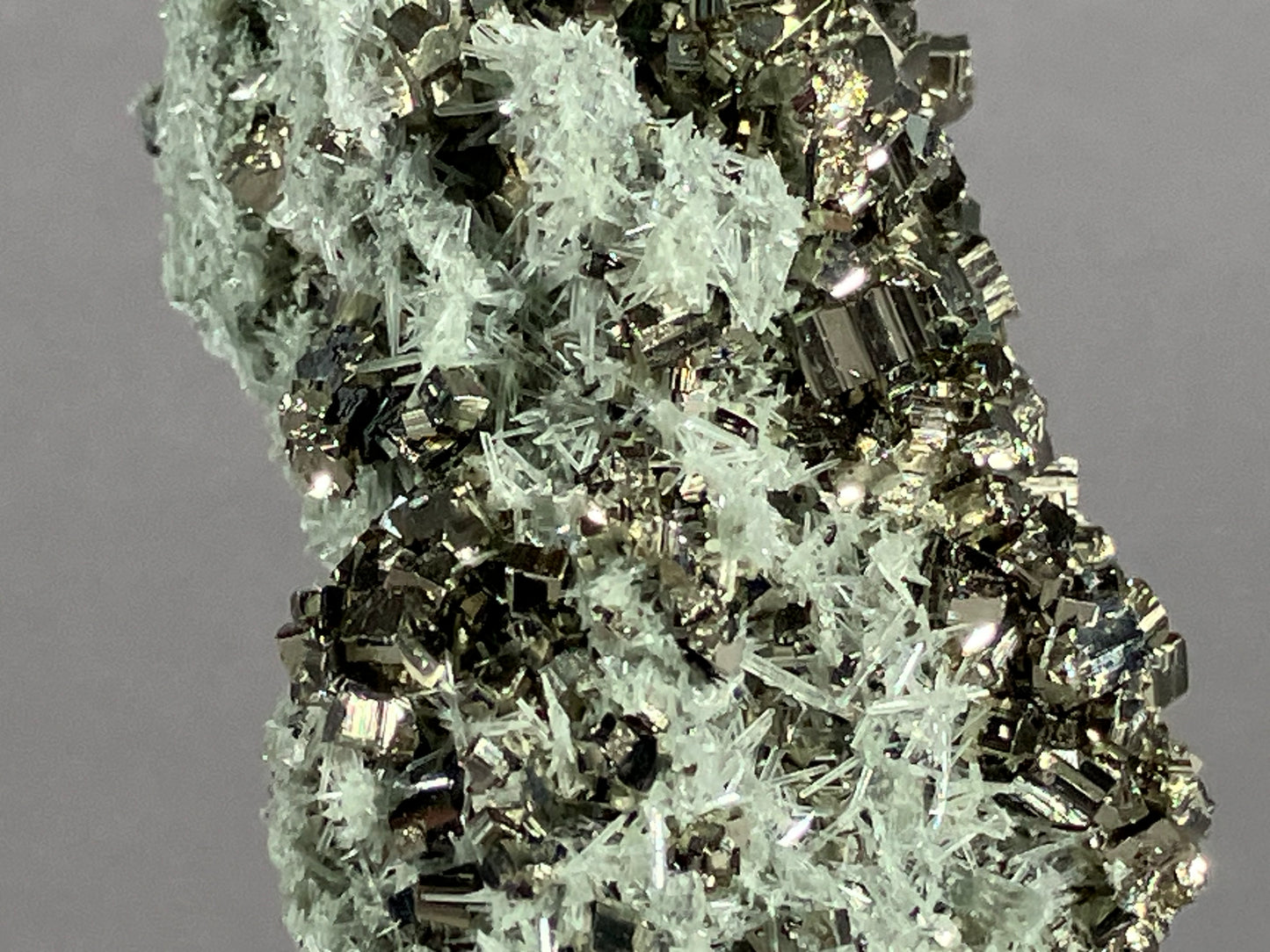 Pyrit/Nadelquarz - Madan ca. 6x3cm