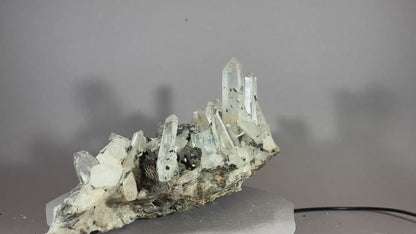 Bergkristall/Hämatit - Jinlong/China ca. 20x12cm