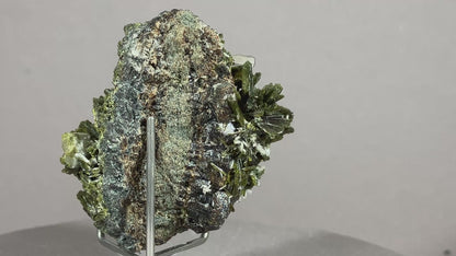 Epidot/Quarz/Granat - Gilgit/Pakistan ca. 5x4,5cm